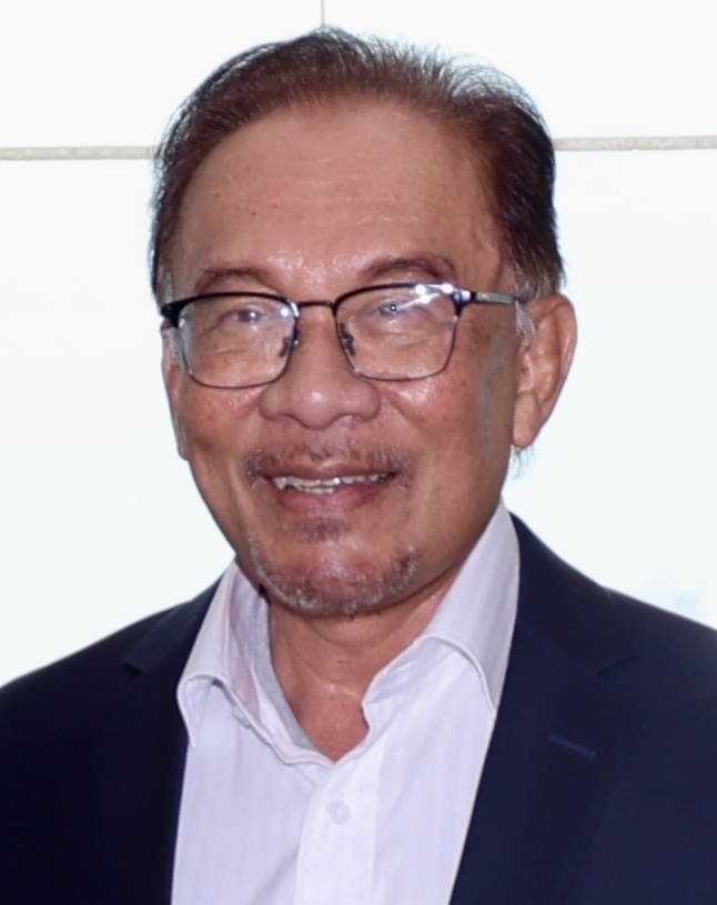 Anwar Ibrahim ketika lawatan ke Australia pada 2023. Selepas 1998, nasib peribadi Anwar bergerak dari pusat kuasa kabinet ke jalan raya, mahkamah dan kem pembangkang.