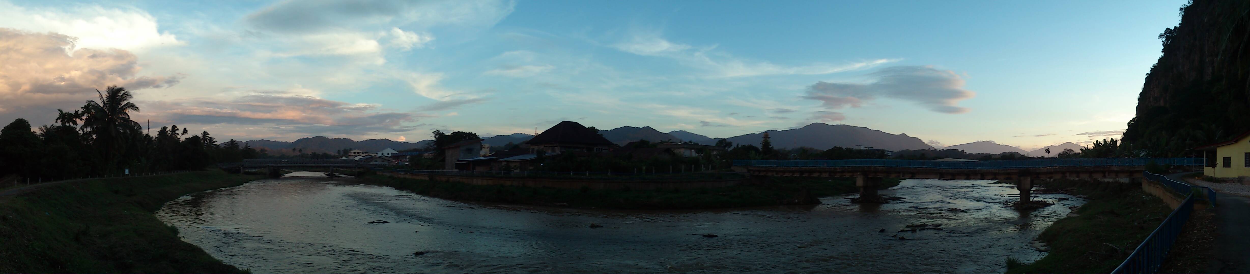 吉打 Baling 小镇街景。Kampung Memali 就在 Baling 县境内——这个吉打内陆的农业小镇,是一九八五年十一月十九日那场冲突的地理现场;远离吉隆坡的政治中心,却成了马来西亚政治伊斯兰史上最沉重的一个名字。