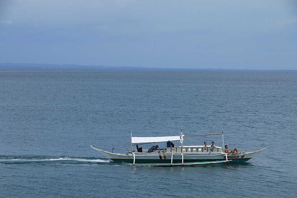 Perahu kepulauan Melayu. Selepas pelabuhan ditawan, cerita tidak berhenti di tembok kota; manusia dan jaringan terus bergerak ke selatan melalui laut.