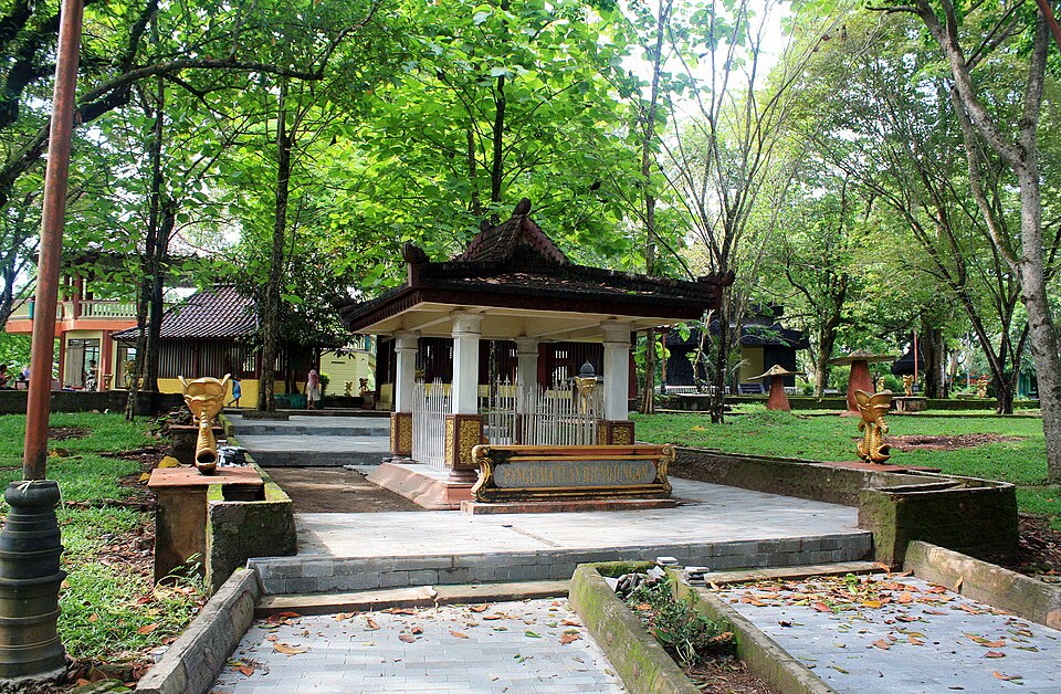Bukit Seguntang di Palembang — satu hujung dari penggalian tahun 1988 itu. Terdapat beberapa makam di atas bukit yang dipanggil makam diraja, tetapi umur dan siapa pemiliknya masih menjadi perdebatan sehingga kini, laman web ini tidak membuat sebarang penghakiman berdasarkannya. Apa yang patut dilihat dalam gambar ini bukan makam itu, tetapi tanah ini: kawasan teras Srivijaya terletak betul-betul di pinggir Sungai Musi ini.