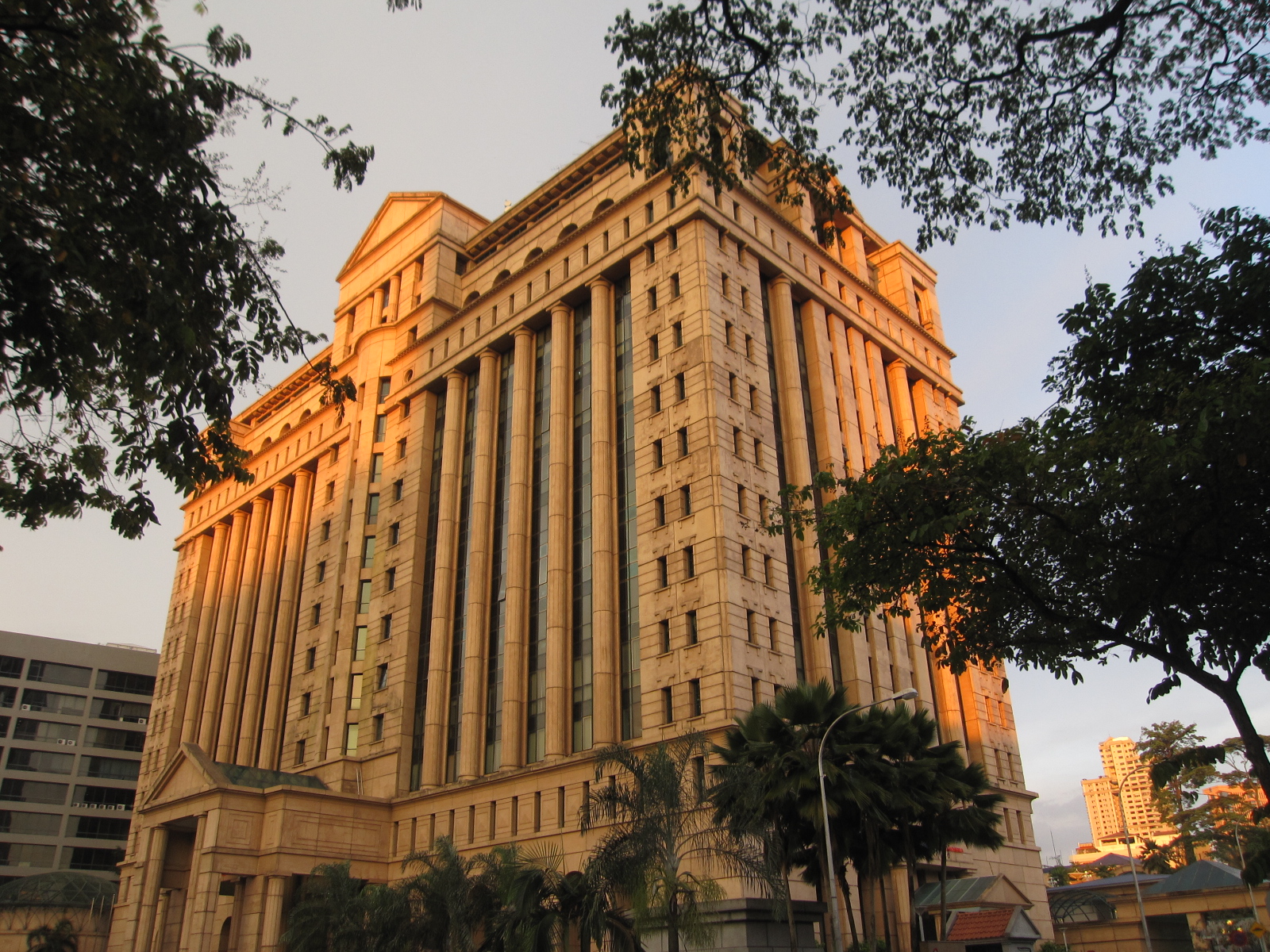 吉隆坡 Bursa Malaysia（马来西亚交易所）大楼。上市公司股权是马哈迪-达因时代分配特许经营权的核心工具之一；研究者指出，政治关系企业在这里取得控制权、融资与扩张的路径，与商业能力之外的政治入口密不可分。
