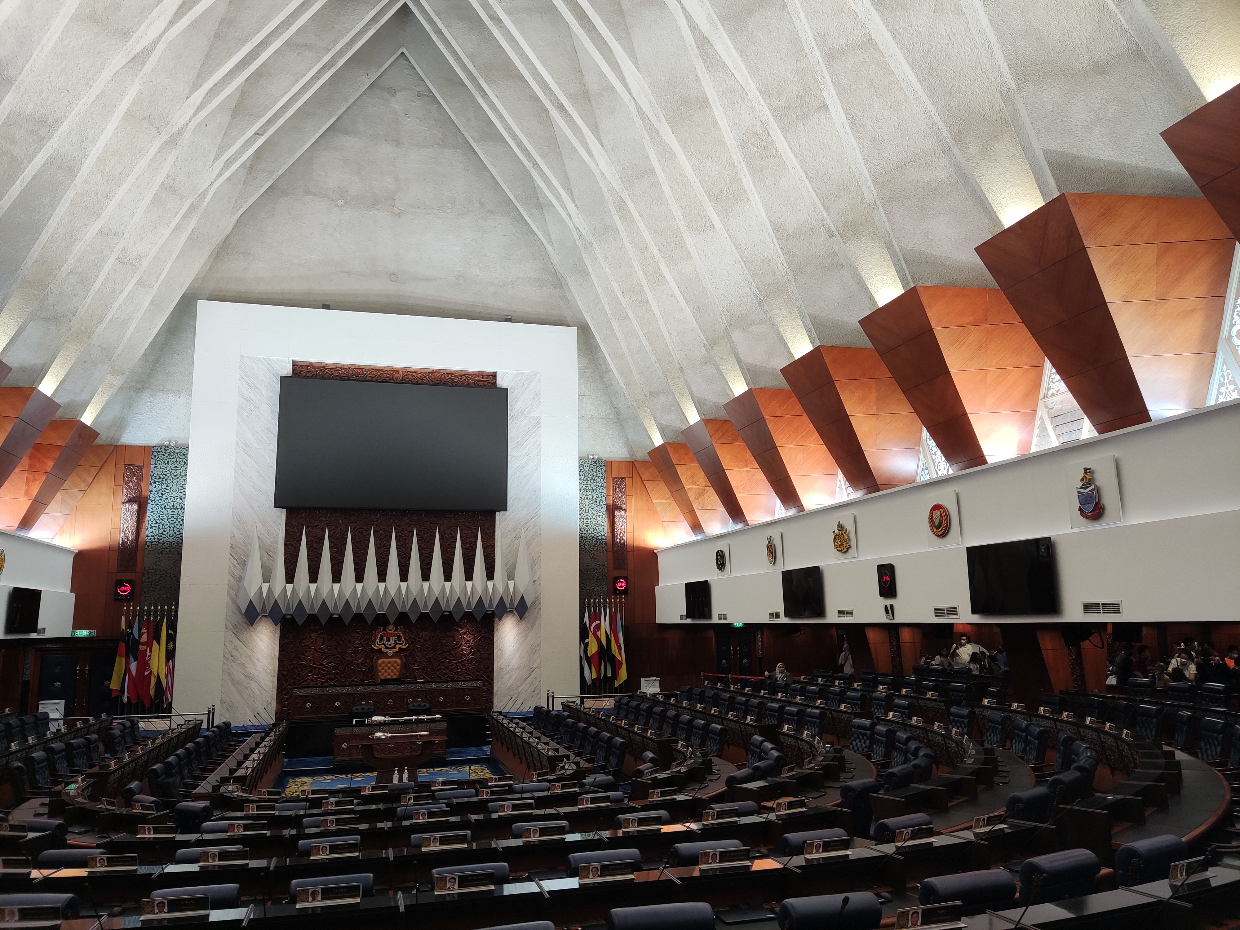马来西亚下议院(Dewan Rakyat)议事厅。团结政府的多数在这里经历信任投票的检验——但批评者指出,当维持多数的关键人物本身面对控状时,议会和司法的独立性便成为改革政府最难自证清白的一环。