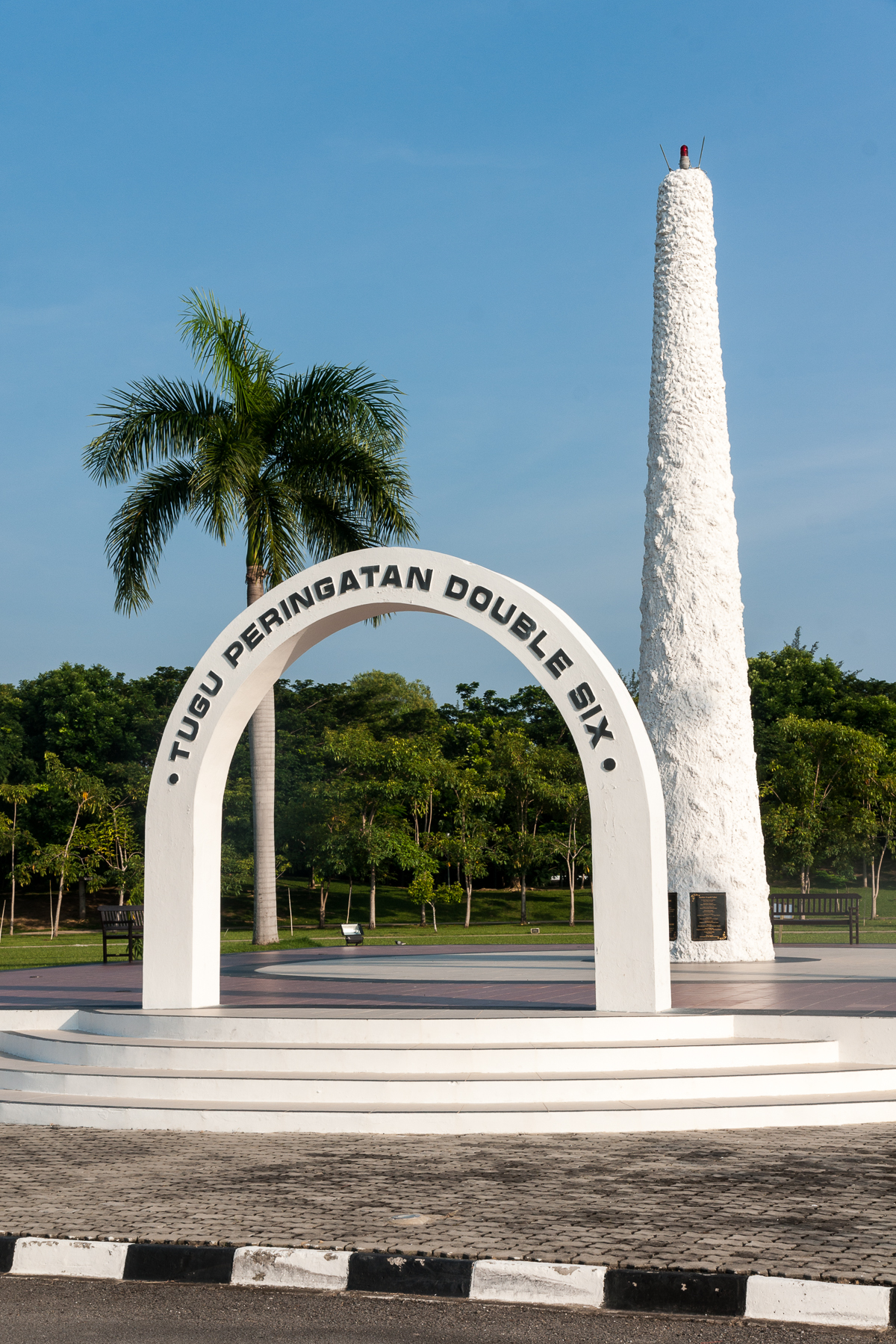 Tugu Peringatan Double Six di Sembulan, Kota Kinabalu. Ia mengingati sebelas nyawa dan satu kemungkinan perjalanan politik Sabah yang tidak lagi dapat diuji.