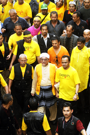 Hadi Awang pada 2007. Bab ini membincangkan garis politik-agama beliau, bukan menggantikan tokoh sebenar dengan ilustrasi abstrak.