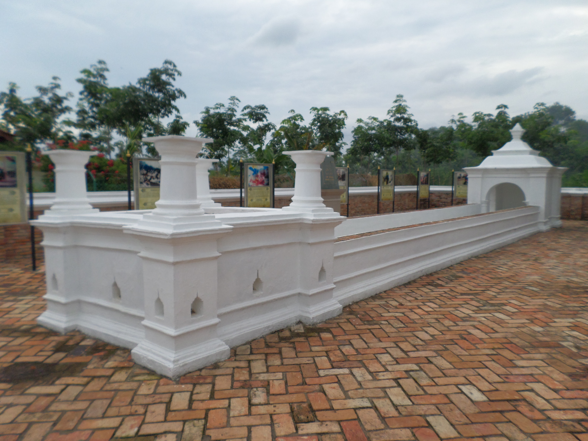 Makam Hang Tuah di Tanjung Kling, Melaka. Kewujudan makam tidak dengan sendirinya membuktikan setiap butiran riwayat abad ke-15, tetapi menunjukkan bagaimana seorang tokoh sastera mengendap menjadi ingatan sejarah masyarakat.