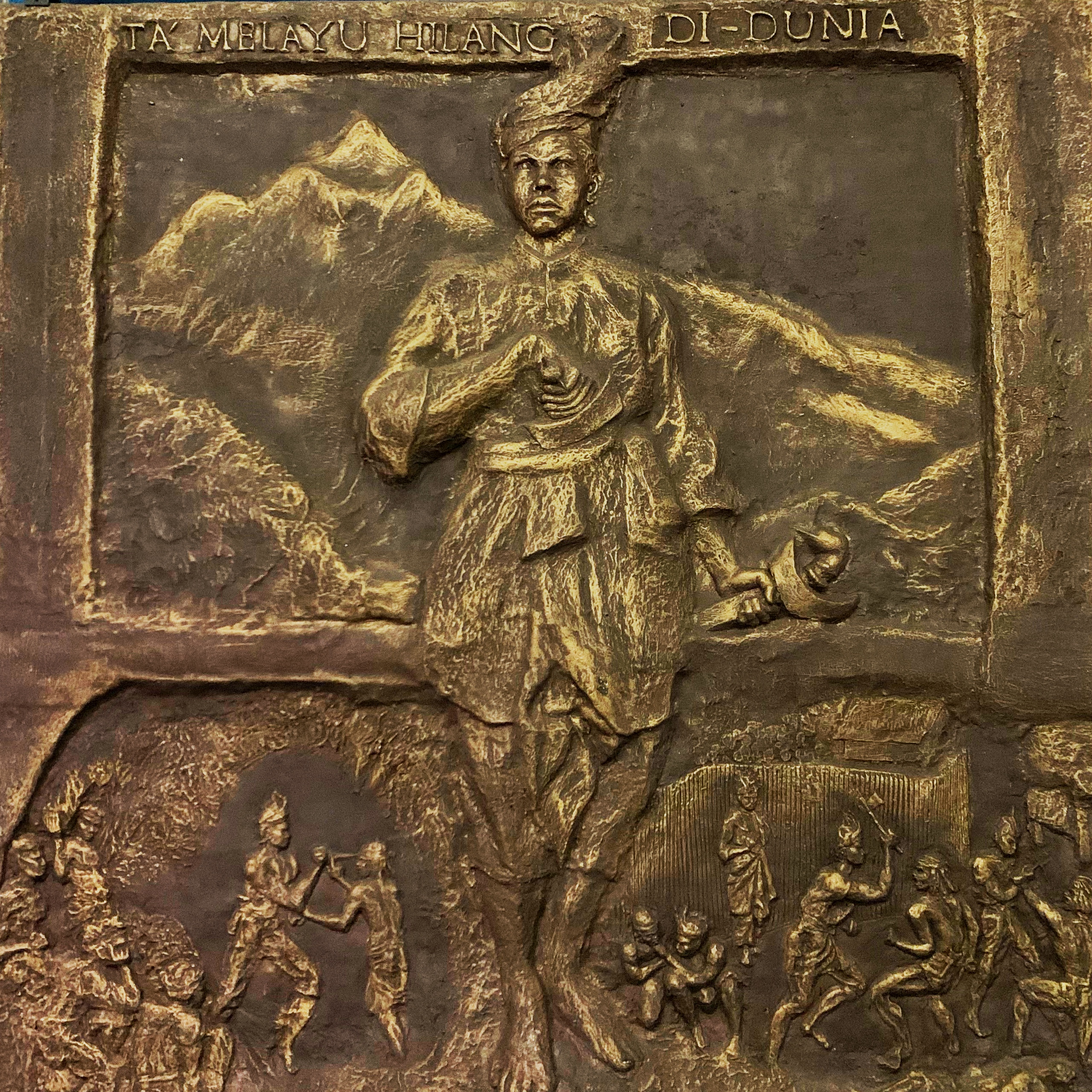 Gambaran Hang Tuah di Muzium Negara, Kuala Lumpur. Ini tafsiran moden, bukan potret sezaman. Tiada imej abad ke-15 yang merekodkan rupa Hang Tuah. Pameran ini menunjukkan cara Malaysia mengingati wira legenda itu pada hari ini.