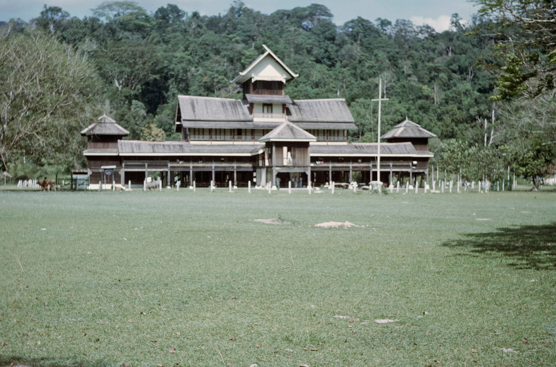Istana Lama Seri Menanti, dirakam pada Februari 1964. Seri Menanti ialah tempat putera yang dijemput pada abad ke-18 itu bersemayam, dan hingga kini kekal sebagai kediaman diraja Negeri Sembilan.