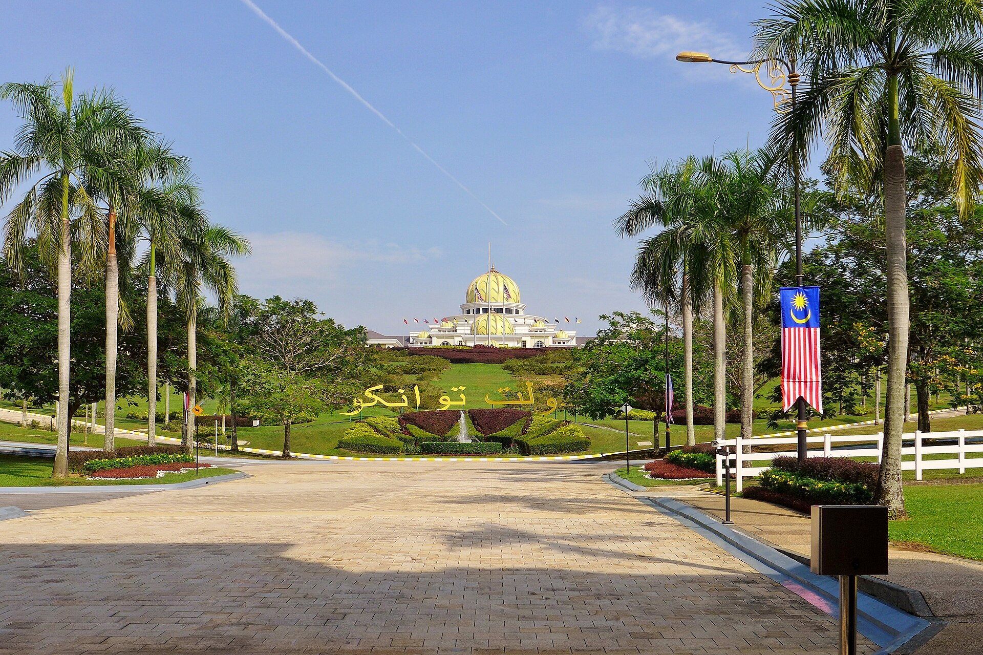 Istana Negara di Kuala Lumpur. Institusi raja di Malaysia bukan hiasan latar, tetapi sebahagian daripada perlembagaan, persekutuan dan mekanisme pelantikan kerajaan.