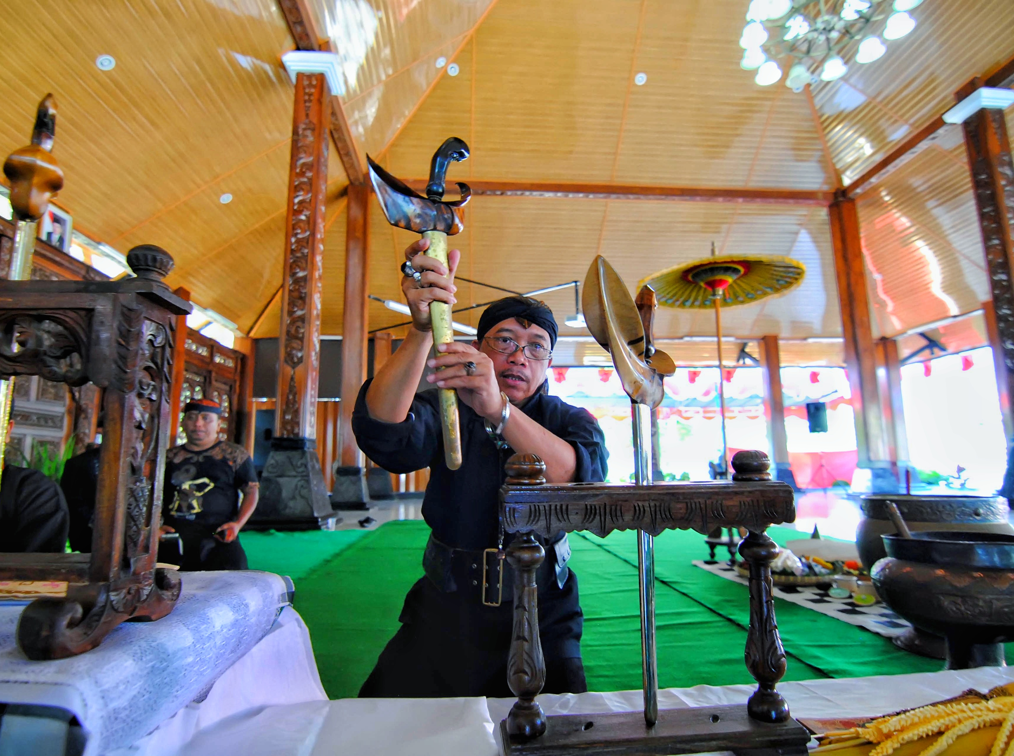 Keris tradisional alam Melayu. Dalam budaya istana, keris membawa makna kedudukan dan kuasa selain berfungsi sebagai senjata. Dalam kisah ini, sebilah keris menutup pertarungan Hang Tuah dengan Hang Jebat, tetapi membiarkan persoalan tentang erti kesetiaan terus terbuka.