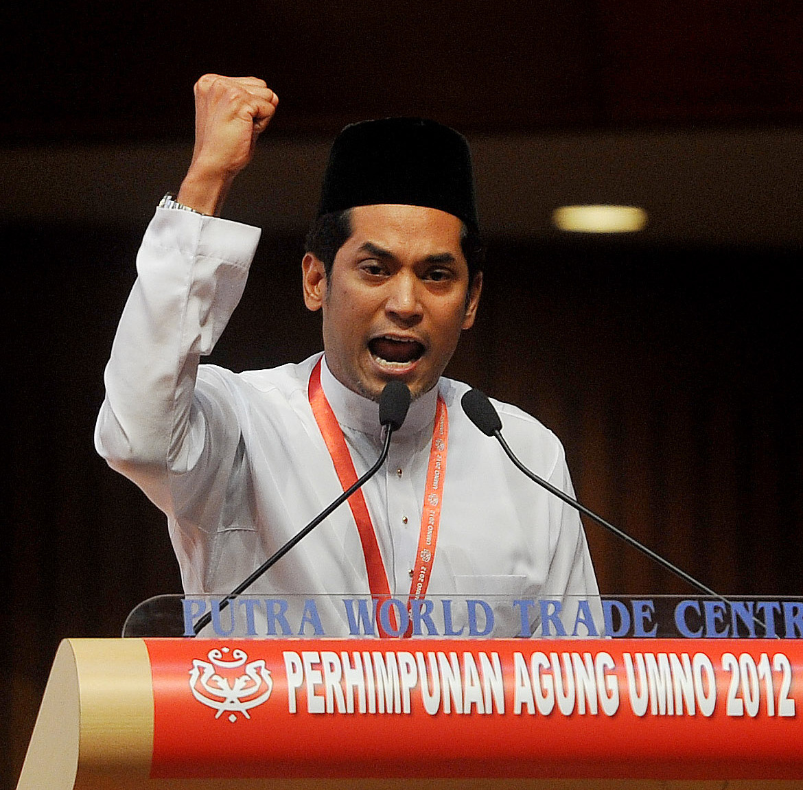 Khairy Jamaluddin ketika Perhimpunan Agung UMNO pada 2012. Bab ini membandingkan dua tokoh seangkatan yang memilih laluan politik berbeza.
