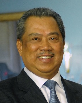 Muhyiddin Yassin pada 2011, ketika bertemu Setiausaha Negara Amerika Syarikat Hillary Clinton. Bab ini menggunakan foto tokoh sebenar, bukan ilustrasi politik abstrak.