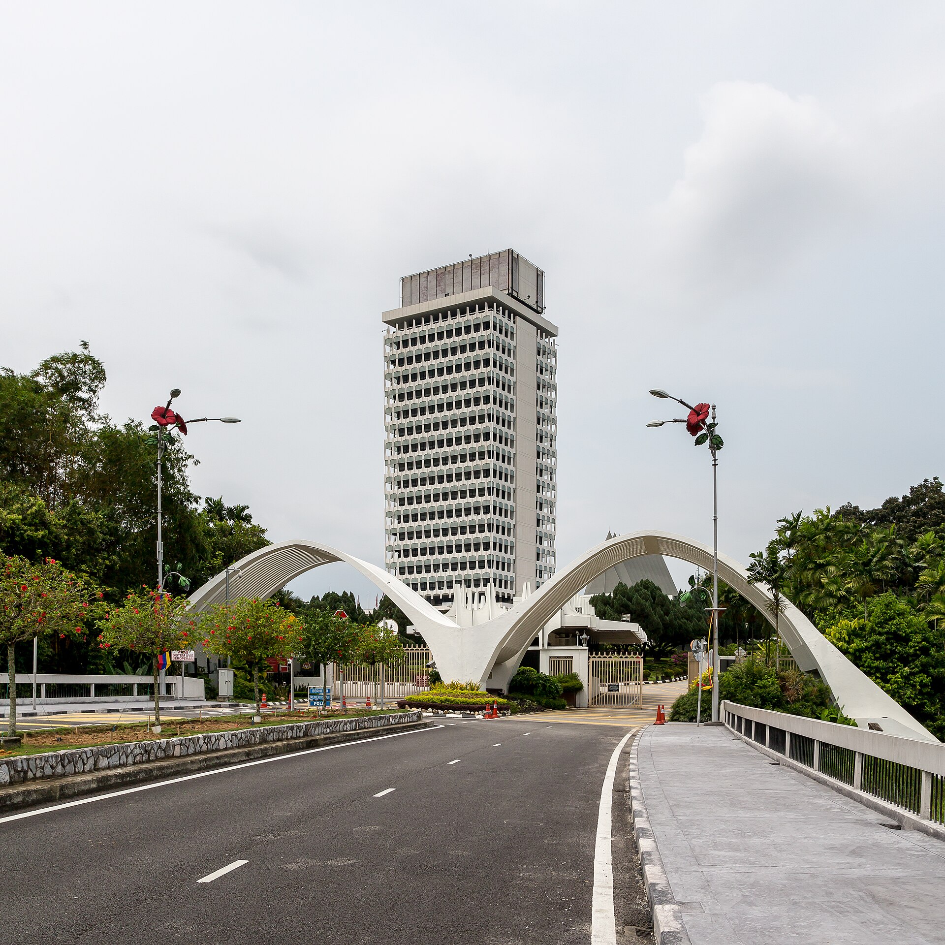 Bangunan Parlimen Malaysia. Banyak pertikaian institusi akhirnya kembali ke sini: bagaimana rang undang-undang diluluskan, kerusi dikira dan kuasa dikawal oleh majoriti.