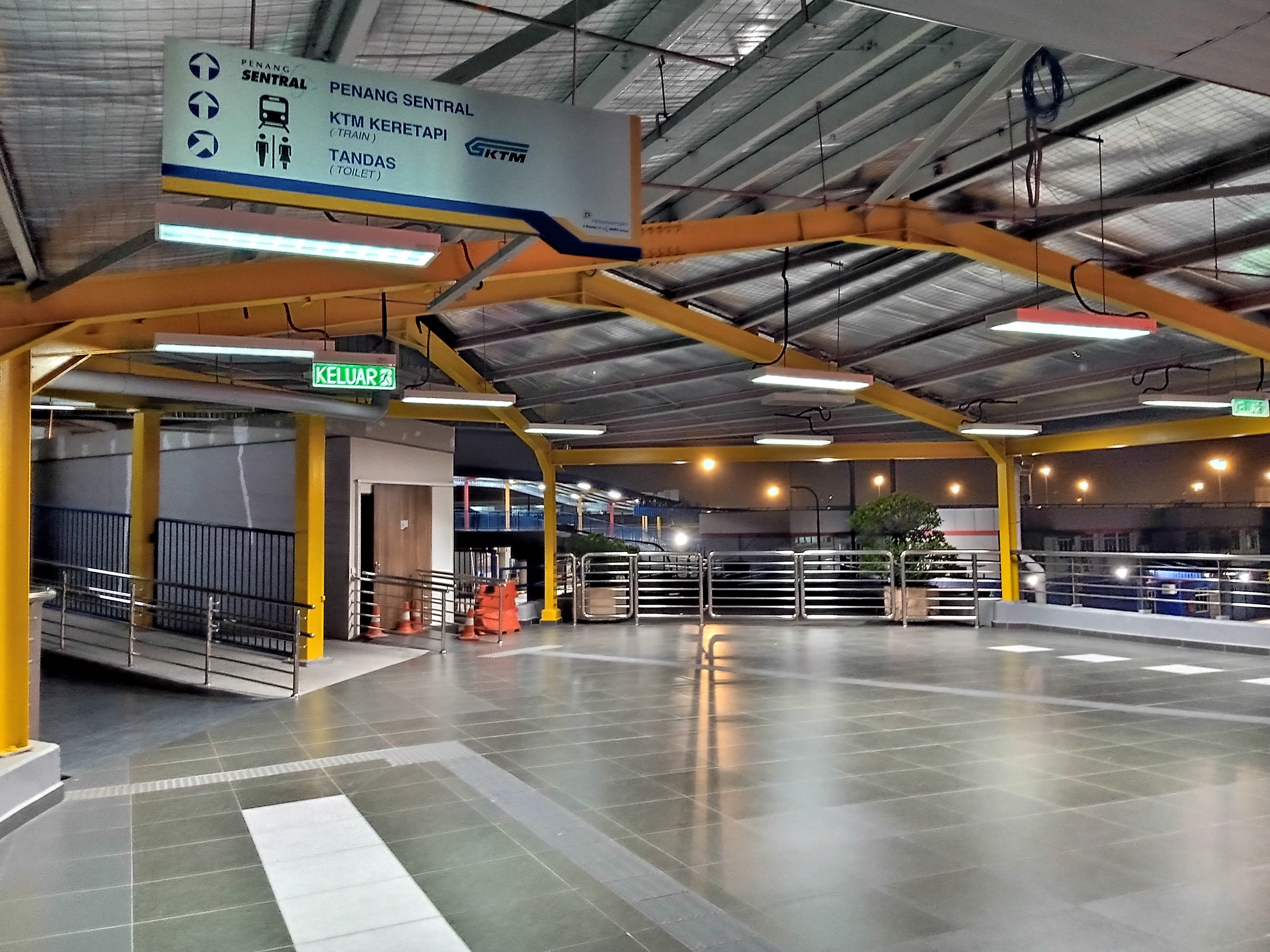 Terminal feri antara pulau dengan Seberang Perai. Dasar perindustrian era Lim Chong Eu menukar sebuah bandar pelabuhan lama menjadi pusat pembuatan; ekonomi di kedua-dua tebing selat menjadi sumber legitimasi Gerakan.