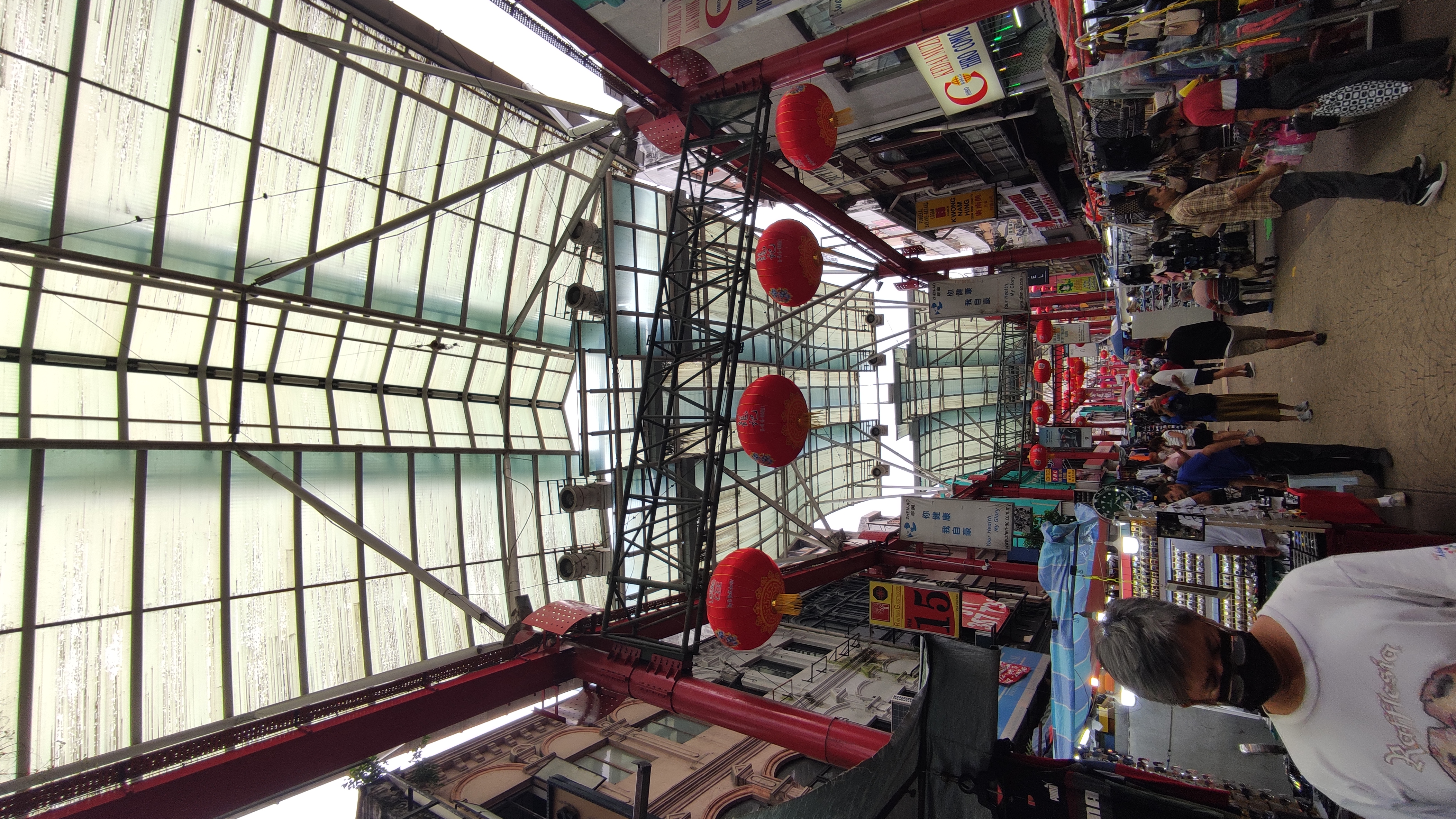 吉隆坡茨厂街（Petaling Street）日间景象。华小行政人员调职引发的华教团体动员，是一九八七年茅草行动的近因之一；茨厂街所代表的华人商业与社区网络，正是当年政党和社区领袖积累动员力量的空间，也是那一百零六名被捕者中许多人的生活背景。