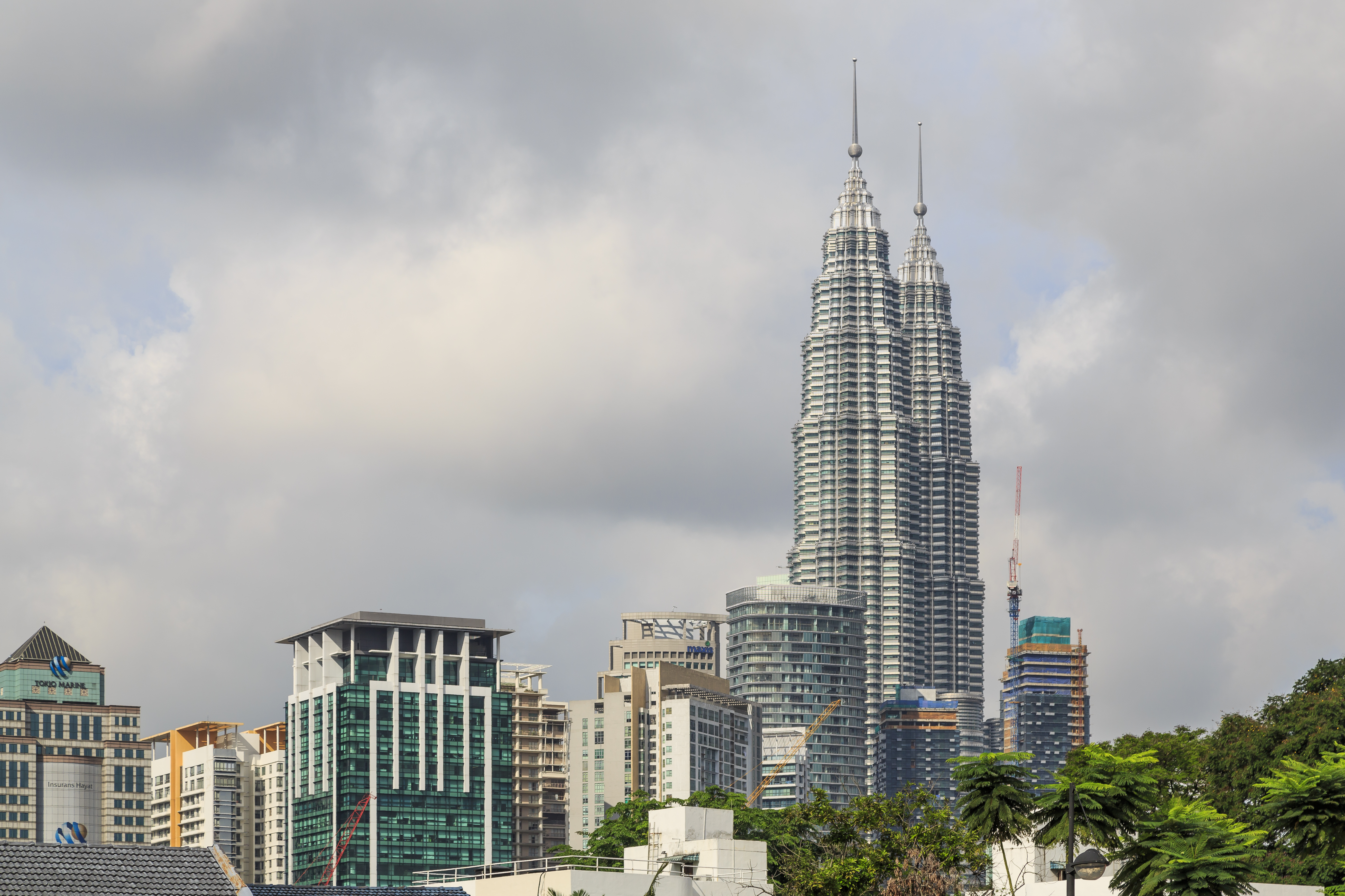 吉隆坡石油双峰塔(KLCC)。双峰塔于一九九八年落成,象征马来西亚经过二十余年新经济政策后跃升为工业化国家的雄心。新经济政策的股权数字以外,吉隆坡天际线本身便是另一种成绩单:城市、资本与国家形象,在「到了没有」以外,同时被建造出来。