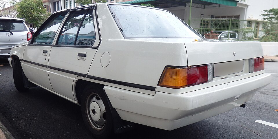 Proton Saga awal. Projek kereta nasional bukan sekadar kisah industri, tetapi pintu masuk untuk memahami pembangunan, modal nasional dan campur tangan kerajaan.